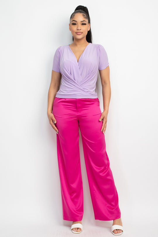 Blusa Surplice, manga corta cuello V, parte del frente suelta