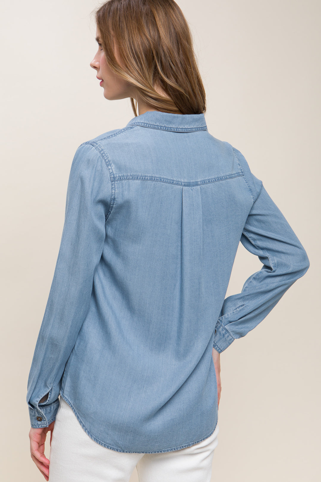 Camisa "Ivory Silk" de Tacto Suave – Elegancia Esencial con Bolsillos