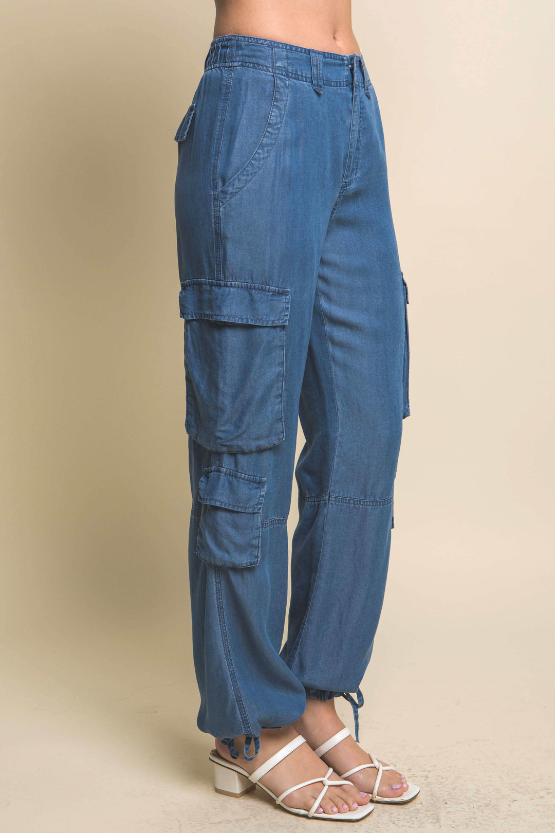 Pantalón Cargo de Mezclilla Ligera – Diseño Multibolsillos con Ajuste de Lazo