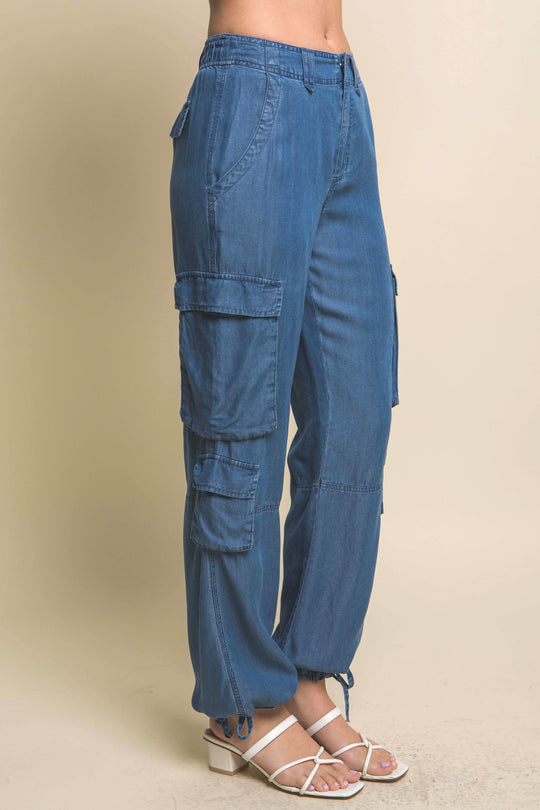 Pantalón Cargo de Mezclilla Ligera – Diseño Multibolsillos con Ajuste de Lazo