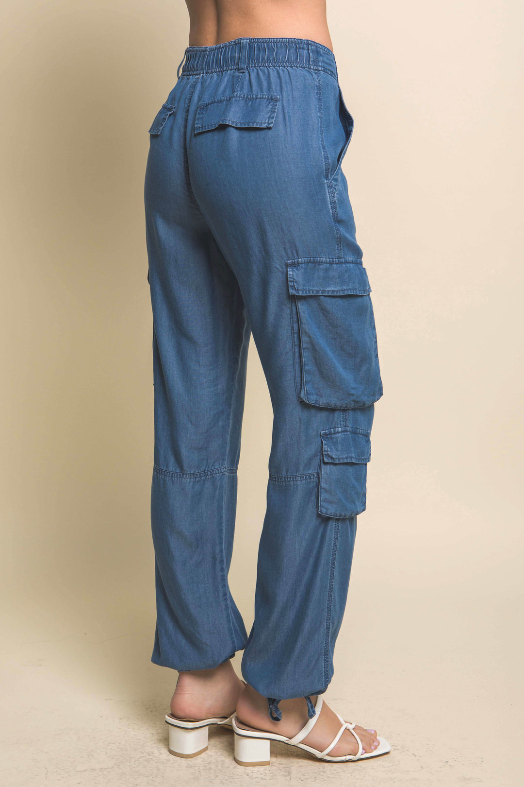 Pantalón Cargo de Mezclilla Ligera – Diseño Multibolsillos con Ajuste de Lazo