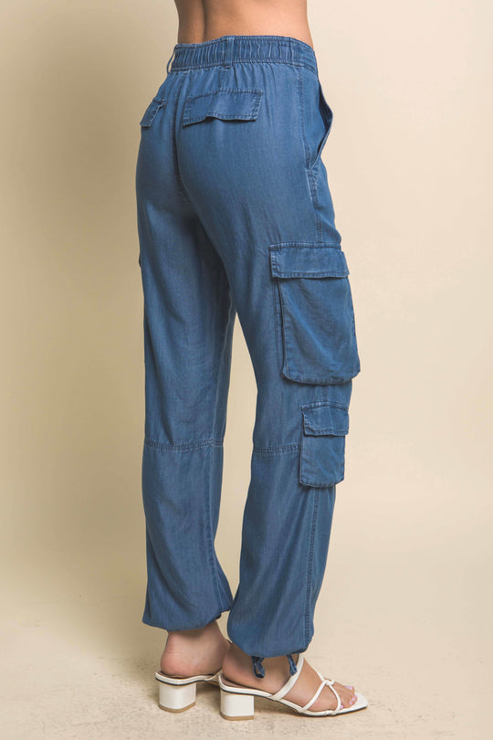 Pantalón Cargo de Mezclilla Ligera – Diseño Multibolsillos con Ajuste de Lazo