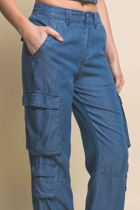 Pantalón Cargo de Mezclilla Ligera – Diseño Multibolsillos con Ajuste de Lazo