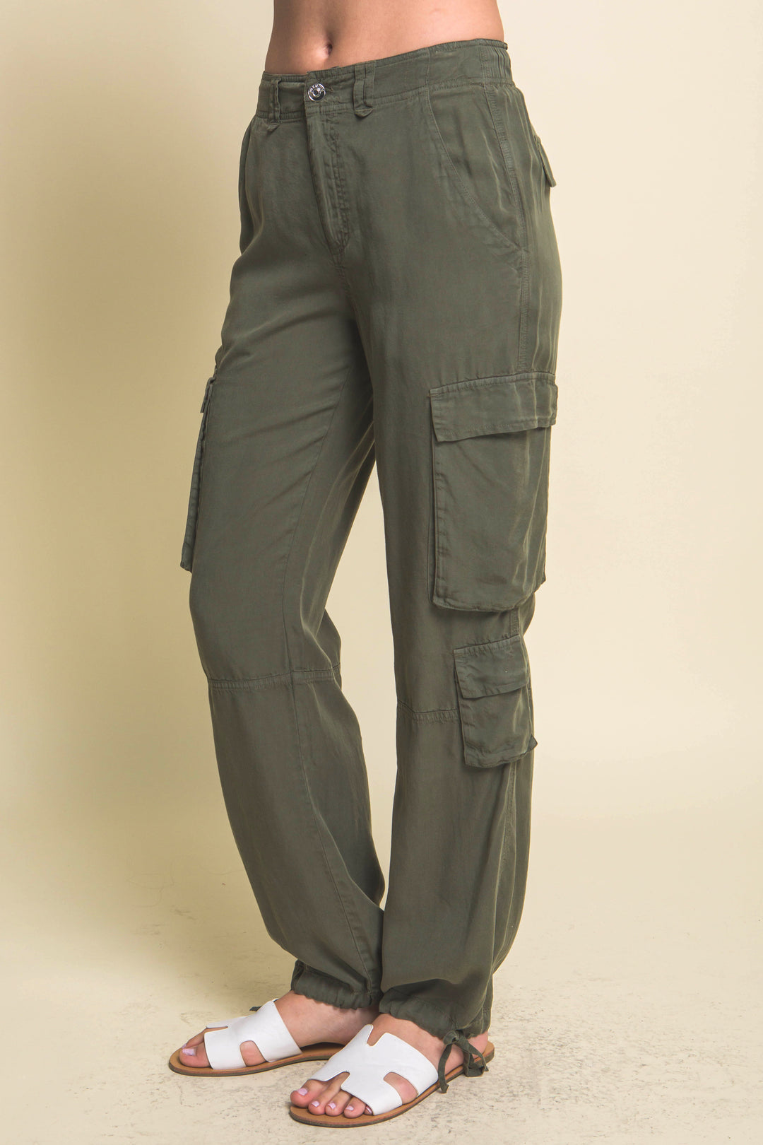 Pantalón Cargo de Mezclilla Ligera – Diseño Multibolsillos con Ajuste de Lazo