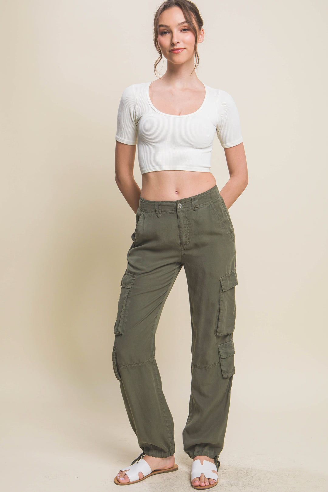 Pantalón Cargo de Mezclilla Ligera – Diseño Multibolsillos con Ajuste de Lazo