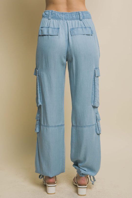 Pantalón Cargo de Mezclilla Ligera – Diseño Multibolsillos con Ajuste de Lazo