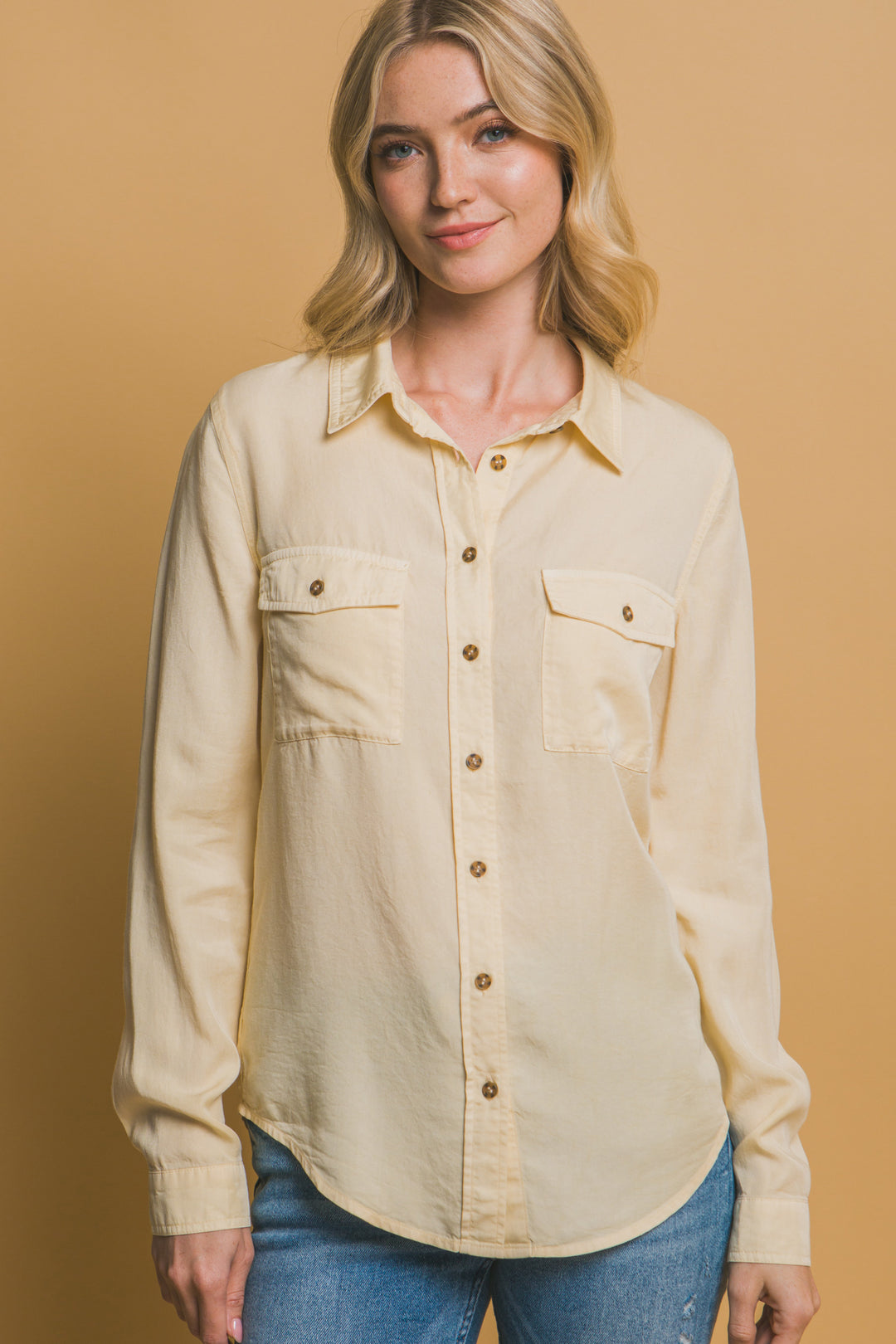 Camisa "Ivory Silk" de Tacto Suave – Elegancia Esencial con Bolsillos