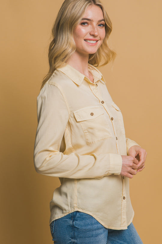 Camisa "Ivory Silk" de Tacto Suave – Elegancia Esencial con Bolsillos