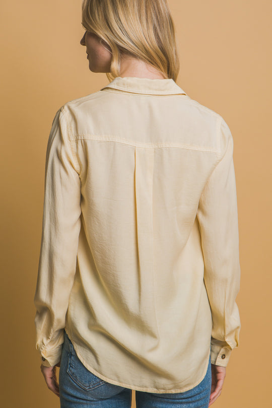 Camisa "Ivory Silk" de Tacto Suave – Elegancia Esencial con Bolsillos