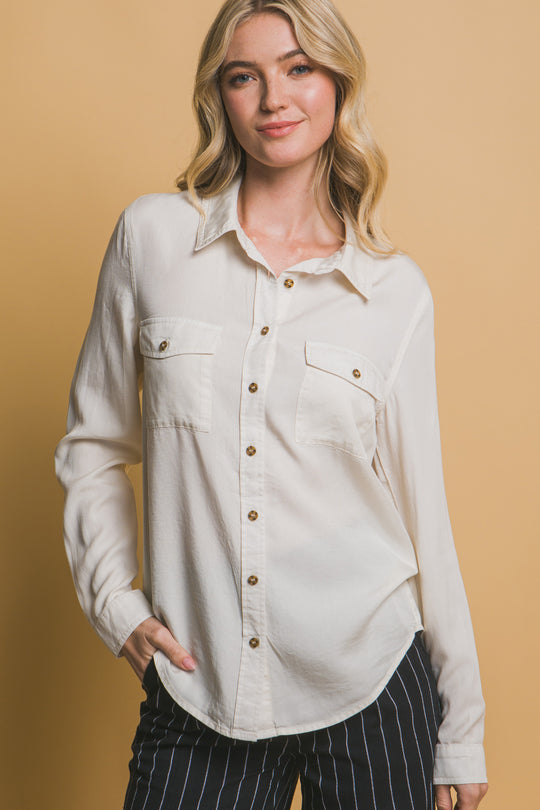 Camisa "Ivory Silk" de Tacto Suave – Elegancia Esencial con Bolsillos