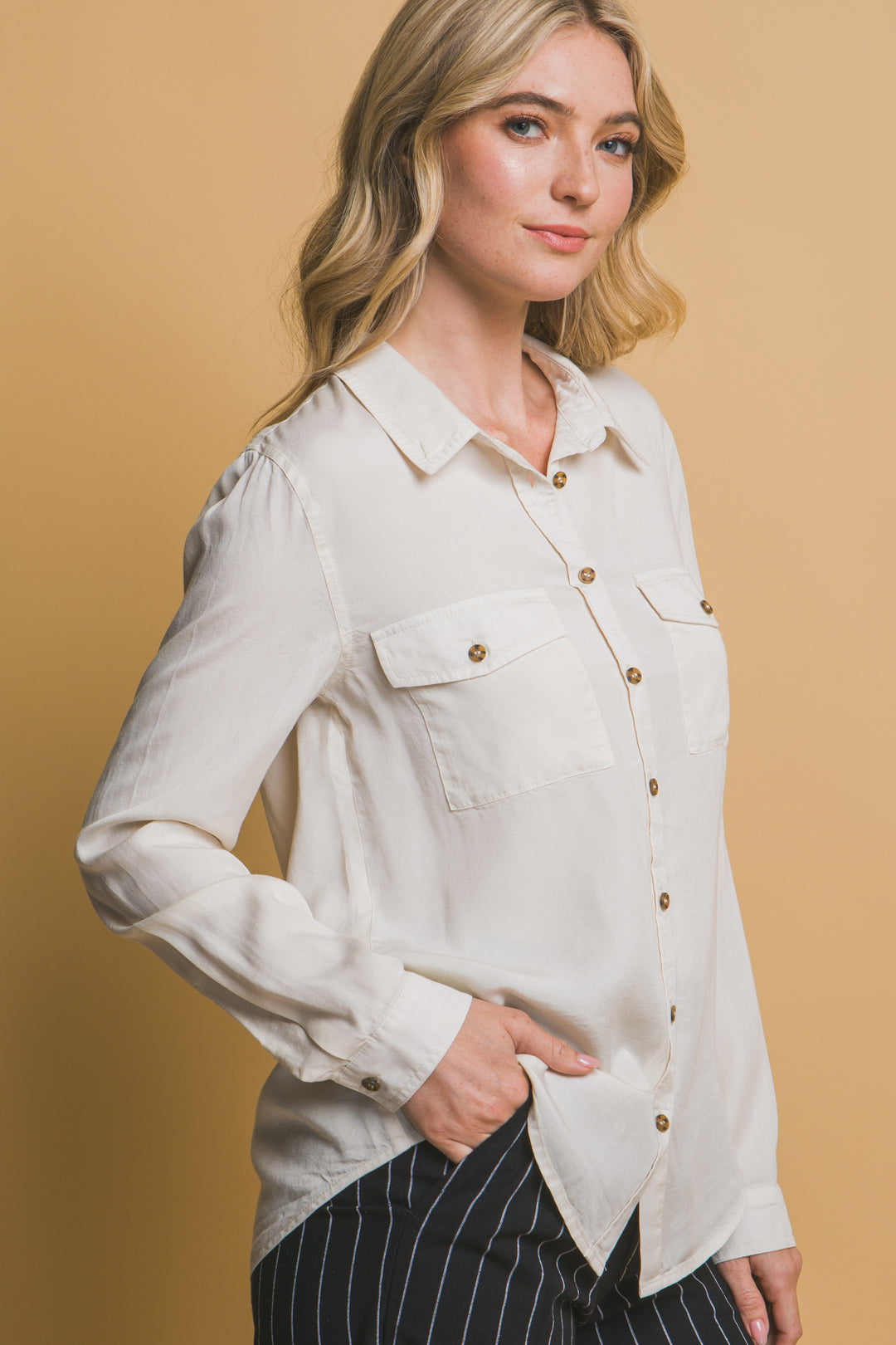 Camisa "Ivory Silk" de Tacto Suave – Elegancia Esencial con Bolsillos