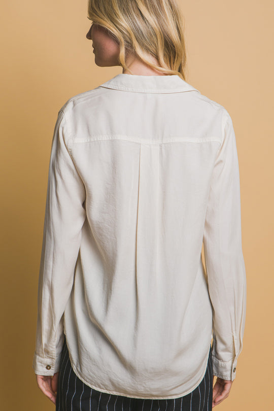Camisa "Ivory Silk" de Tacto Suave – Elegancia Esencial con Bolsillos