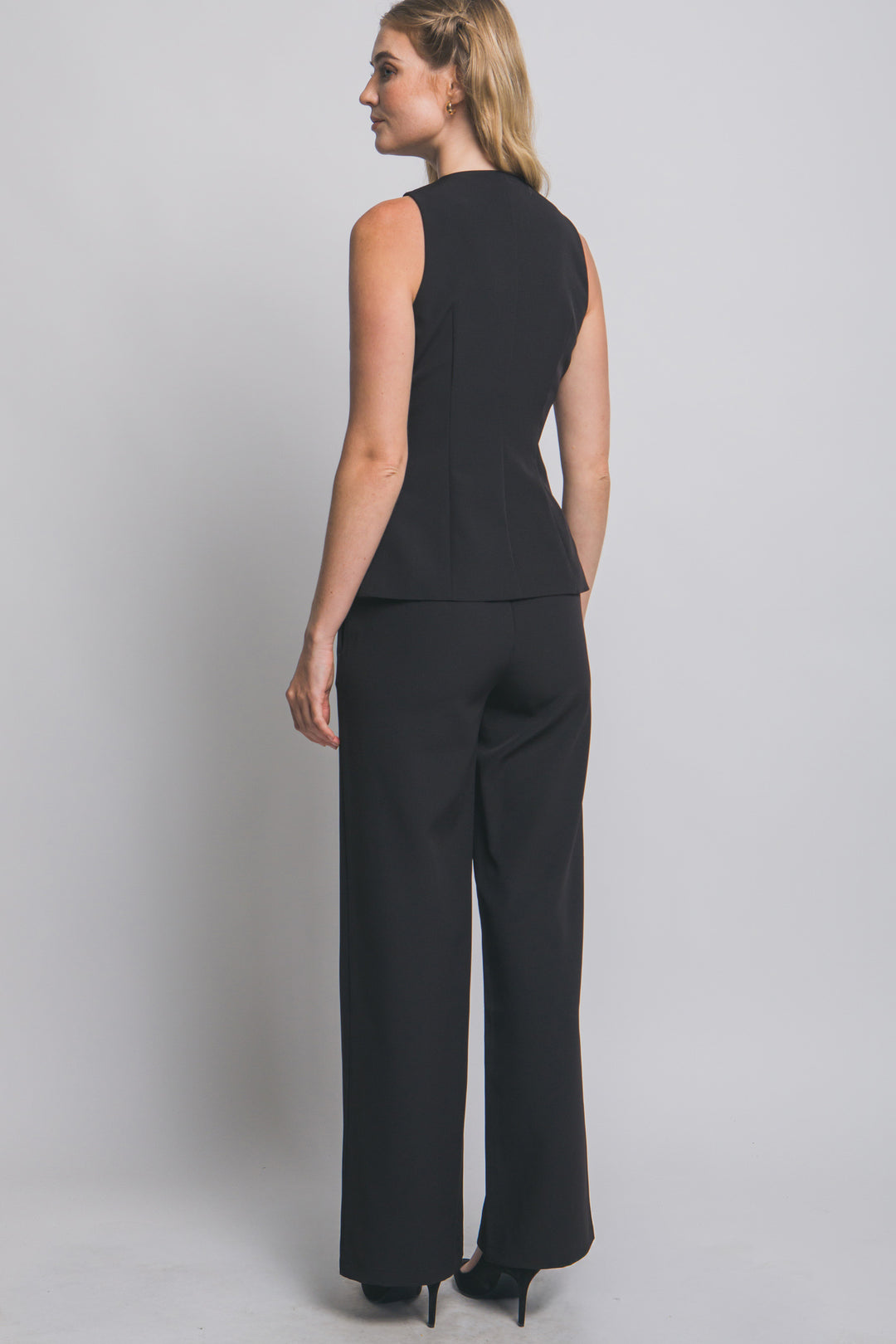 Conjunto 'Lux Noir' – Chaleco Sastre con Botones de Flor Dorada y Pantalón