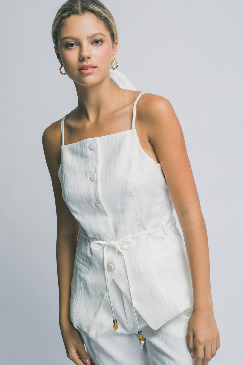 Blusa Chaleco  con Botones Frontales y Cinturón de Cordón Étnico