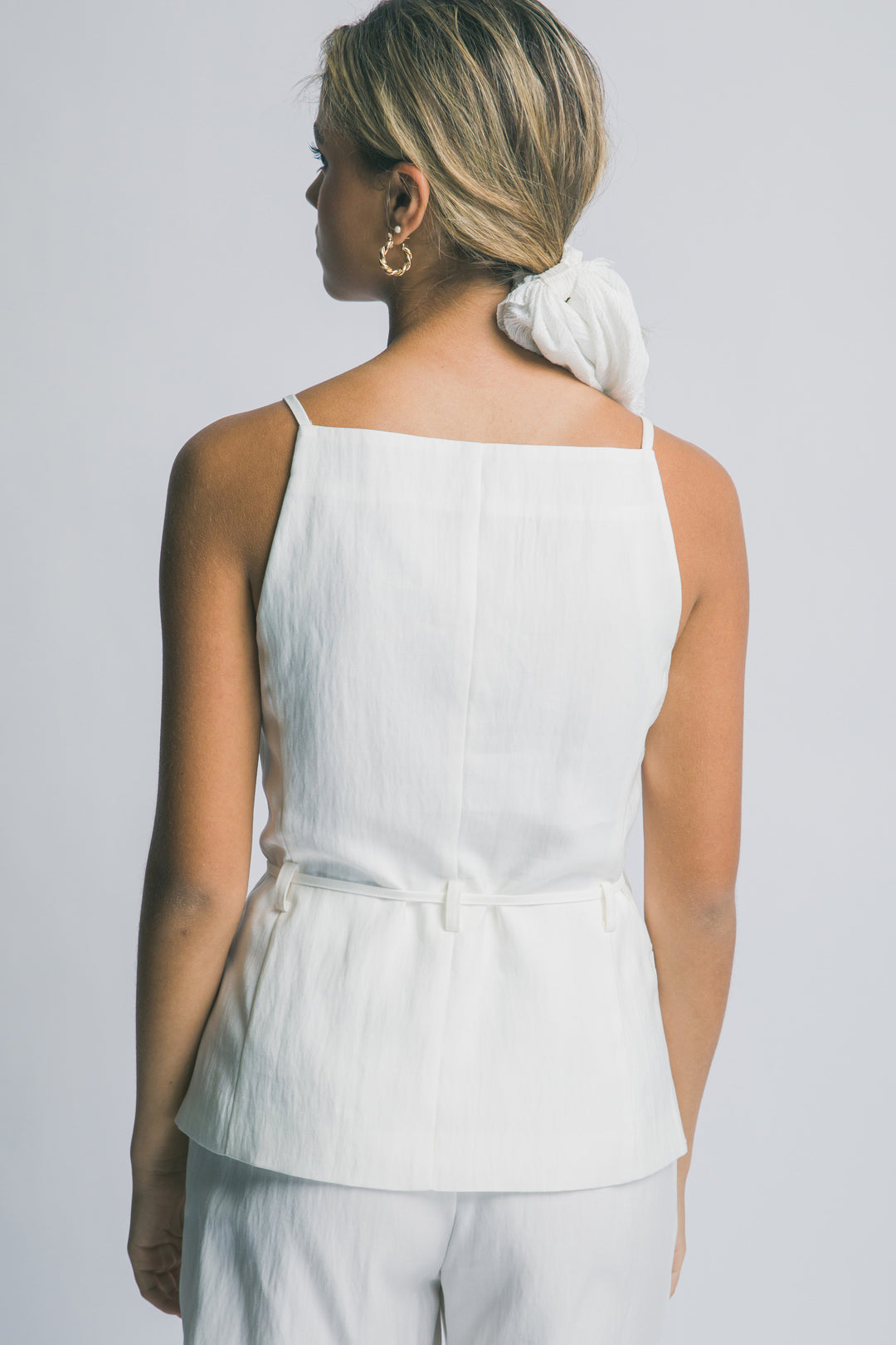 Blusa Chaleco  con Botones Frontales y Cinturón de Cordón Étnico