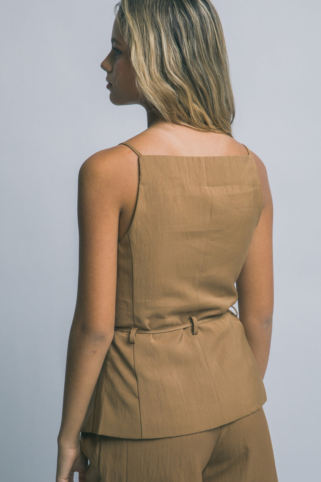 Blusa Chaleco  con Botones Frontales y Cinturón de Cordón Étnico