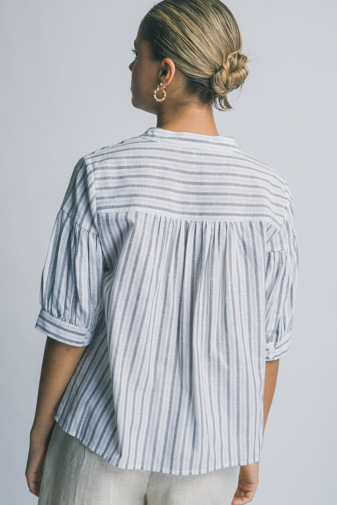 Blusa de Rayas Verticales para Mujer - Manga Media y Cuello V