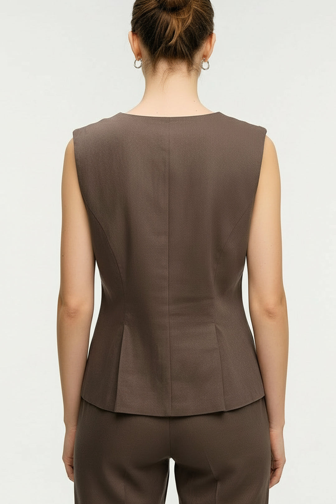 Chaleco de Sastrería – Silueta Entallada con Bajo Péplum