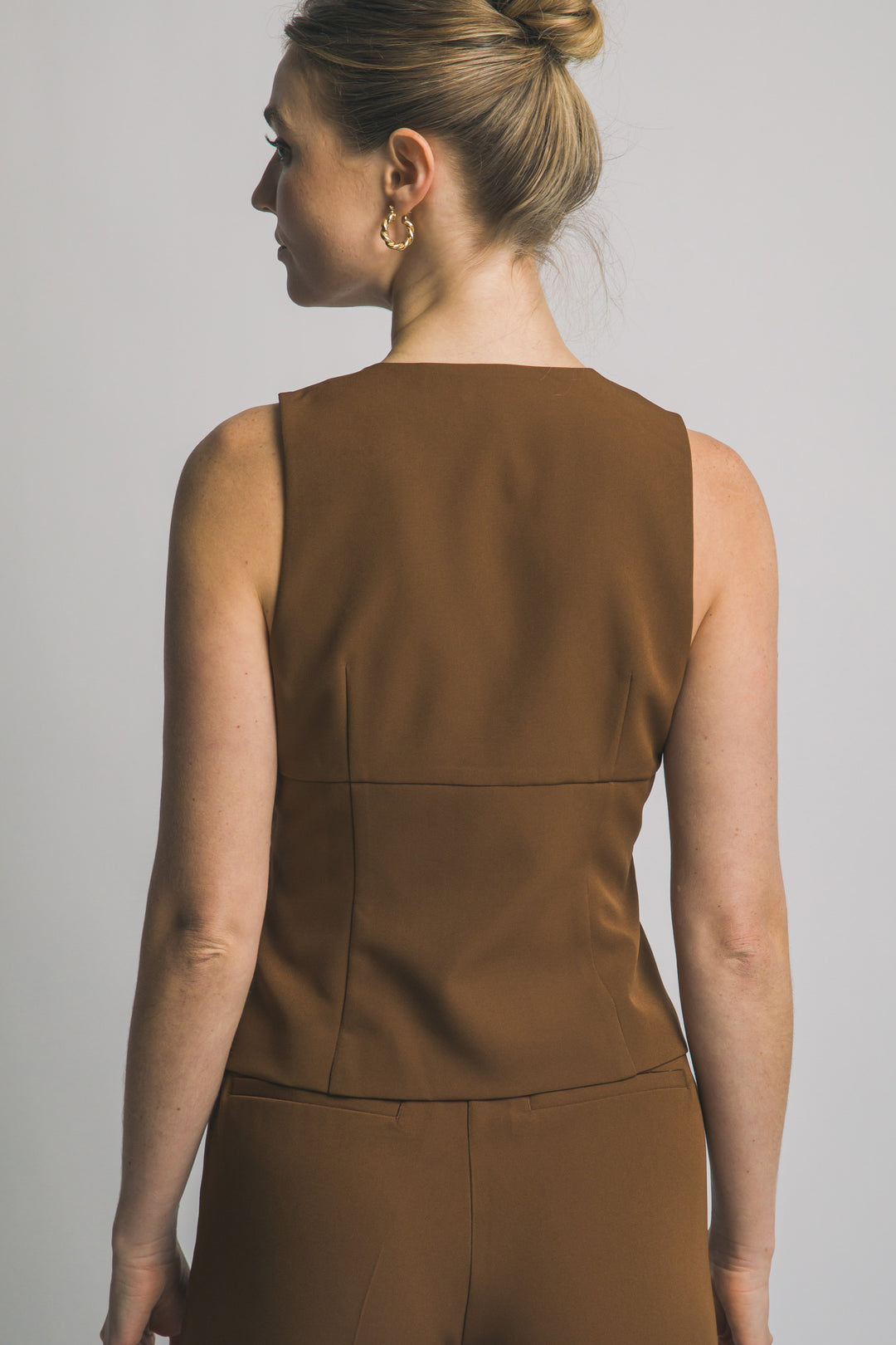 Chaleco Sastre "Essential Noir" – Corte Entallado con Escote V Geométrico