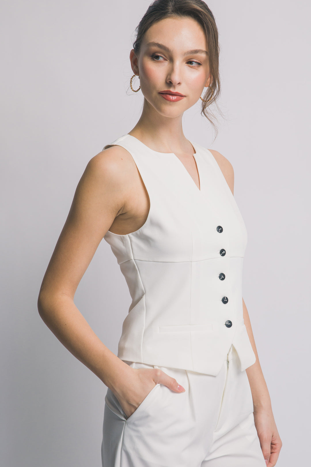 Chaleco Sastre "Essential Noir" – Corte Entallado con Escote V Geométrico