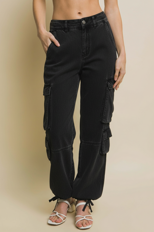 Pantalón Cargo de Mezclilla Ligera – Diseño Multibolsillos con Ajuste de Lazo