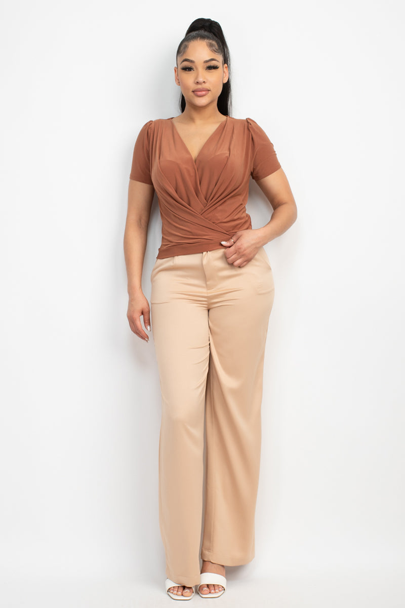 Blusa Surplice, manga corta cuello V, parte del frente suelta